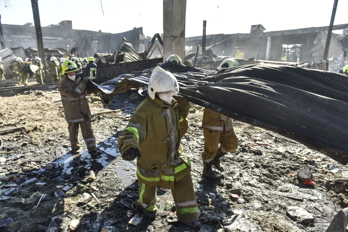 Liczba ofiar śmiertelnych po rosyjskim ataku rakietowym na centrum handlowe Amstor w Krzemieńczuku wzrosła do co najmniej 20 - poinformował wiceszef biura prezydenta Ukrainy Kyryło Tymoszenko. Doniesienia o 18 zabitych przekazał też szef władz obwodu połtawskiego Dmytro Łunin. Ukraińskie służby ustaliły tożsamość pilotów, którzy mieli dokonać ataku - poinformował szef ukraińskiego MSW Denys Monastyrski. Wszczęto już śledztwo w sprawie zbrodni wojennej.