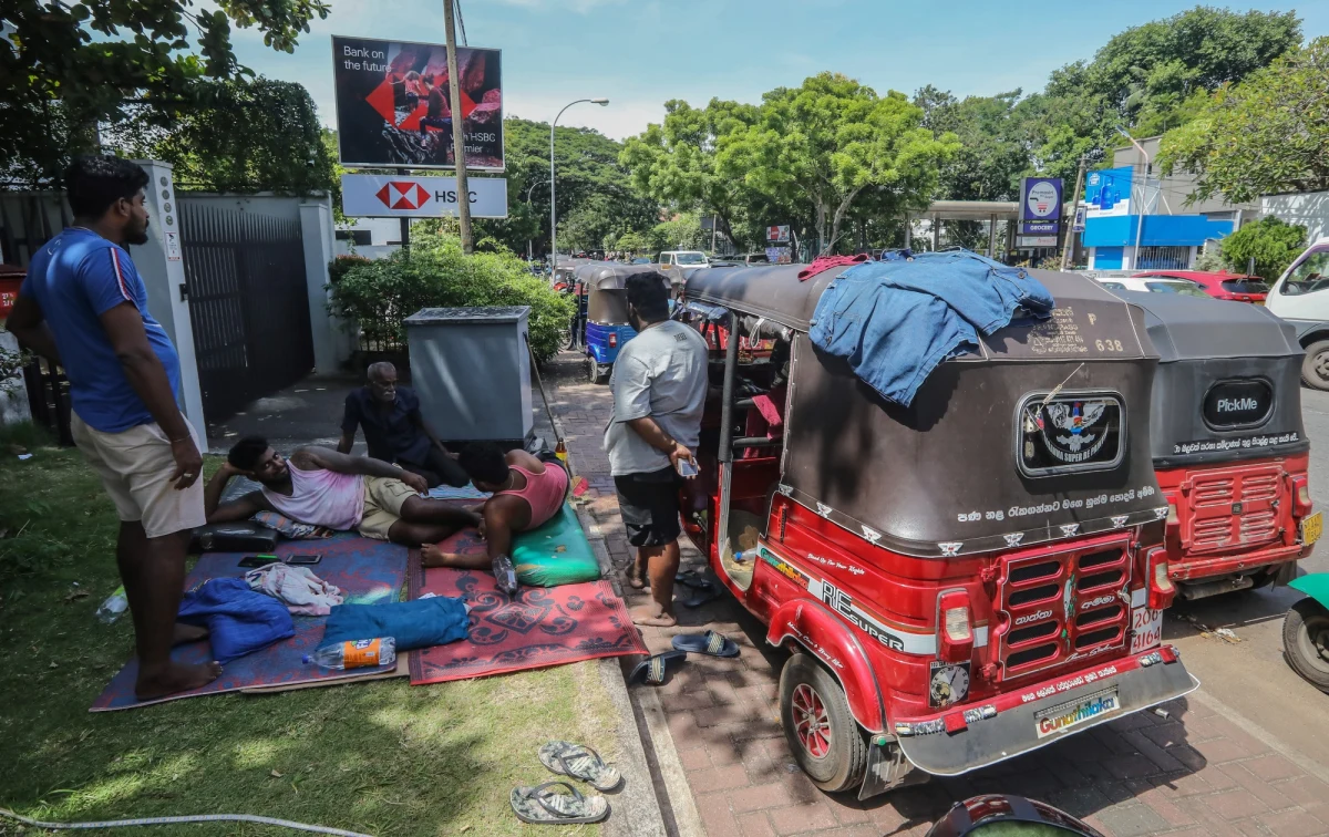 ​Sri Lanka pozwoli na sprzedaż paliw w kraju państwom produkujący ropę - przekazał minister energii Kancan Wijesekera. Oznacza to koniec duopolu na rynku naftowym tego kraju. Sri Lanka boryka się z największym kryzysem od uzyskania niepodległości. Premier przyznał, że gospodarka "całkowicie się załamała".