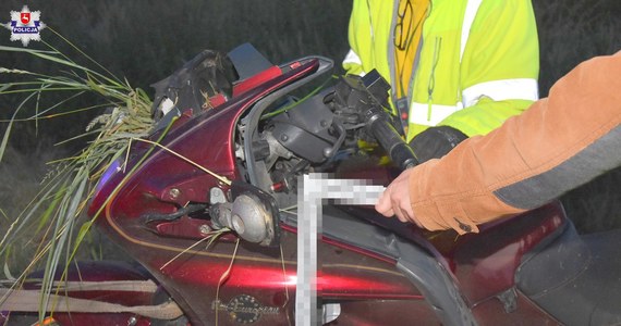 Z obrażeniami ciała trafił do szpitala pasażer motocykla, po koła którego wbiegła sarna. Prowadzący, chcąc uniknąć zdarzenia, gwałtownie zahamował, stracił panowanie nad pojazdem, wjechał do przydrożnego rowu i zatrzymał się w gęstych zaroślach. Do wypadku doszło w Olszance na Lubelszczyźnie.

