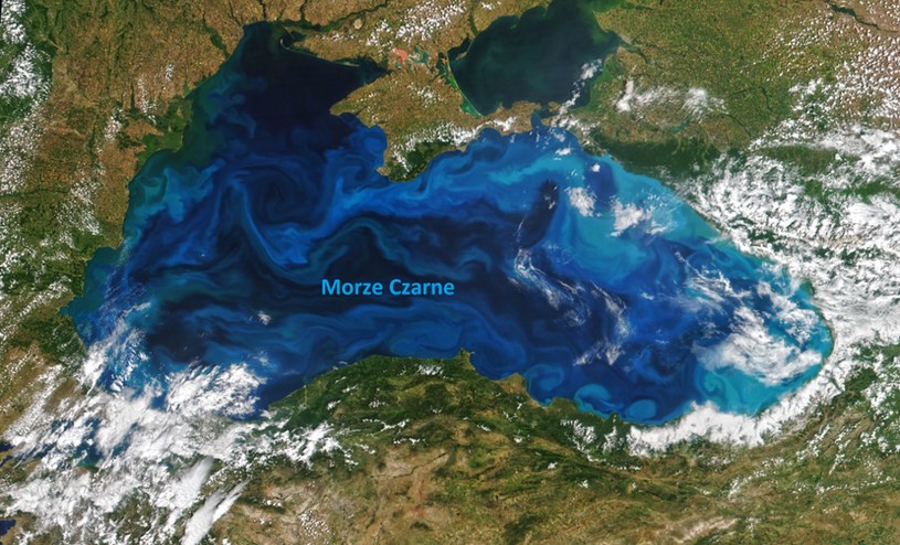 Gdy popatrzymy na Ziemię ze znacznej wysokości, morza i oceany będą miały ciemnoniebieski kolor. Choć gdy w momencie zakwitu wód zaobserwujemy zmianę barwy na zieloną, to kolor turkusowy nie pojawia się zbyt często. Wraz z nadejściem lata wody Morza Czarnego przybierają mlecznoniebieski kolor. 