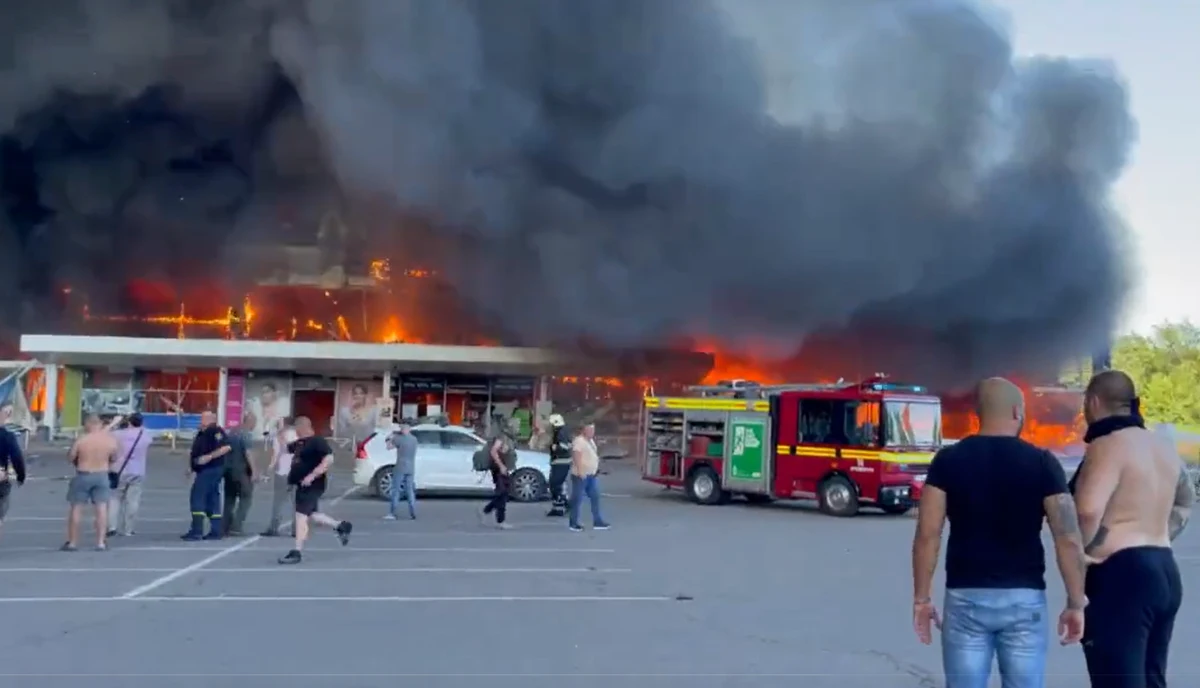 ​Rosyjski resort obrony przyznał się do ataku na centrum handlowe w ukraińskim Krzemieńczuku. Rzecznik ministerstwa podkreśla jednak, że celowano w rzekomy magazyn broni i amunicji "Stanów Zjednoczonych i krajów europejskich". Rosjanie przekonują, że centrum handlowe było nieczynne.