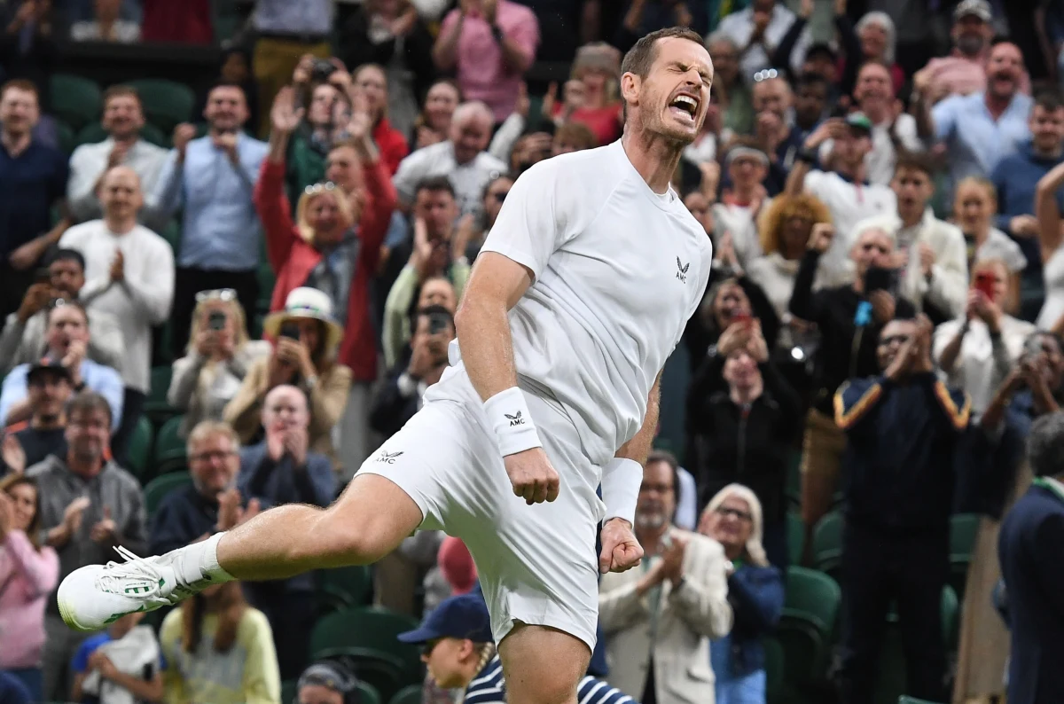 Andy Murray w poniedziałkowym meczu w 1. rundzie wielkoszlemowego Wimbledonu, w którym pokonał Australijczyka Jamesa Duckwortha w czterech setach, zaskoczył rywala tzw. serwisem spod ramienia. "To legalny sposób zagrania" - tłumaczył potem. 