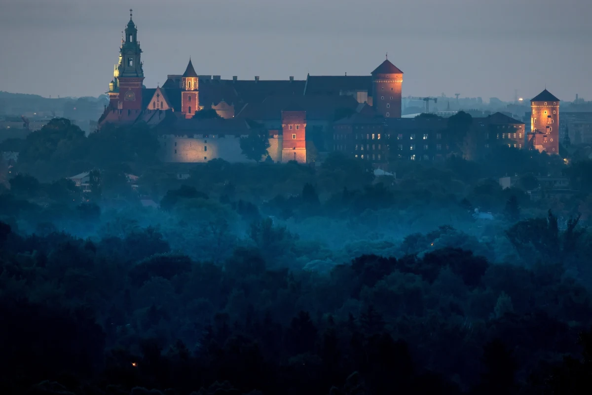 Czerwcowe noce należą do najkrótszych w roku. Zobacz, jak magicznie wyglądał wschód słońca nad Krakowem i najważniejsze zabytki miasta w jego promieniach. 