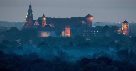 Czerwcowe noce należą do najkrótszych w roku. Zobacz, jak magicznie wyglądał wschód słońca nad Krakowem i najważniejsze zabytki miasta w jego promieniach. 