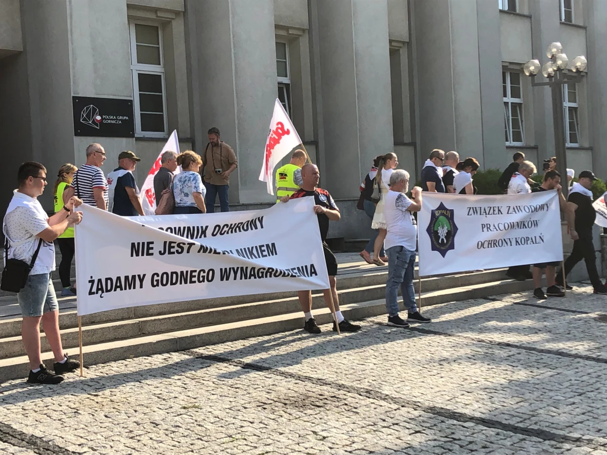 Pracownicy ochrony kopalń domagają się podwyżek. Rano zorganizowali pikietę przed siedzibą Holdingu KW i Polskiej Grupy Górniczej  w Katowicach. Załoga Grupy KOK świadczącej usługi ochroniarskie dla kopalń od wielu miesięcy walczy o wzrost wynagrodzeń. 