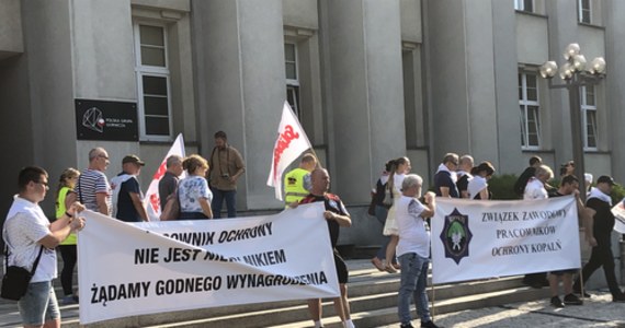 Pracownicy ochrony kopalń domagają się podwyżek. Rano zorganizowali pikietę przed siedzibą Holdingu KW i Polskiej Grupy Górniczej  w Katowicach. Załoga Grupy KOK świadczącej usługi ochroniarskie dla kopalń od wielu miesięcy walczy o wzrost wynagrodzeń. 