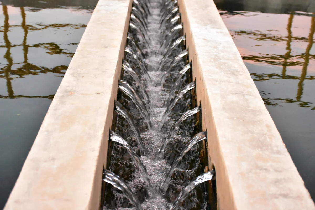 70% przedsiębiorstw wodociągowych w Polsce jest pod kreską. Szybko rosnące koszty sprawiają, że pieniędzy brakuje nie tylko na inwestycje, ale nawet na zapłatę rachunków za prąd. W najgorszej sytuacji są małe gminy. Tam bez drastycznej podwyżki stawek za wodę może grozić susza w kranach.