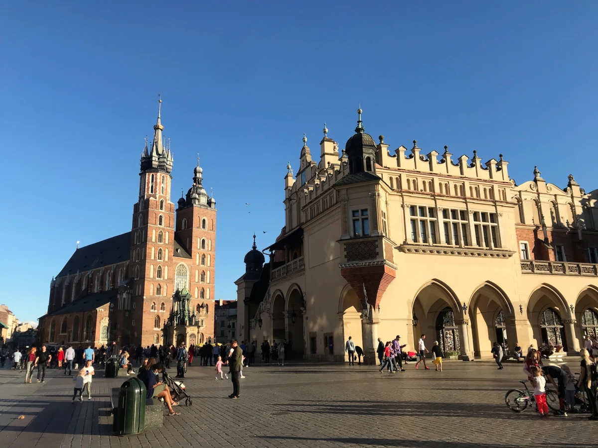 Z końcem czerwca mija okres dostosowawczy do przepisów uchwały krajobrazowej w Krakowie. Miejscy radni przyjęli ją dwa lata temu. Właściciele nośników reklamowych mieli zatem czas na usunięcie albo dostosowanie ich do nowych przepisów. Wielu czekało do ostatniej chwili. Na ulicach miasta trwa wielkie sprzątanie, usuwane są reklamy ze słupów, ogrodzeń i budynków. Demontowane są także wielkie billboardy i ekrany reklamowe. Dotyczy to tych nośników, które nie spełniają norm uchwały.