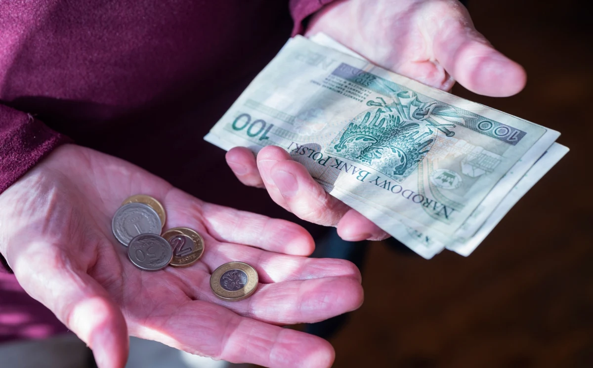 Prezydent Andrzej Duda podpisał ustawę o kolejnym w 2022 roku dodatkowym rocznym świadczeniu pieniężnym dla emerytów i rencistów, tzw. czternastej emeryturze - poinformowało biuro prasowe Kancelarii Prezydenta PR. Dodatkowe świadczenie otrzyma w tym roku ok. 9 mln osób. Wypłaty ruszą pod koniec sierpnia. 