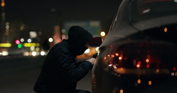 Policjanci z Poznania wyjaśniają sprawę coraz częstszych kradzieży samochodowych spryskiwaczy do reflektorów. Do takich zdarzeń w ostatnich dniach doszło na kilku poznańskich osiedlach i w ścisłym centrum. 