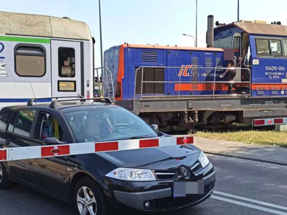 Wysoki mandat grozi kobiecie, która w Kołobrzegu zignorowała zamykające się rogatki i wjechała na przejazd kolejowy. Przejechała tuż przed pociągiem. Maszynista zatrzymał skład, by spisać numery rejestracyjne auta.