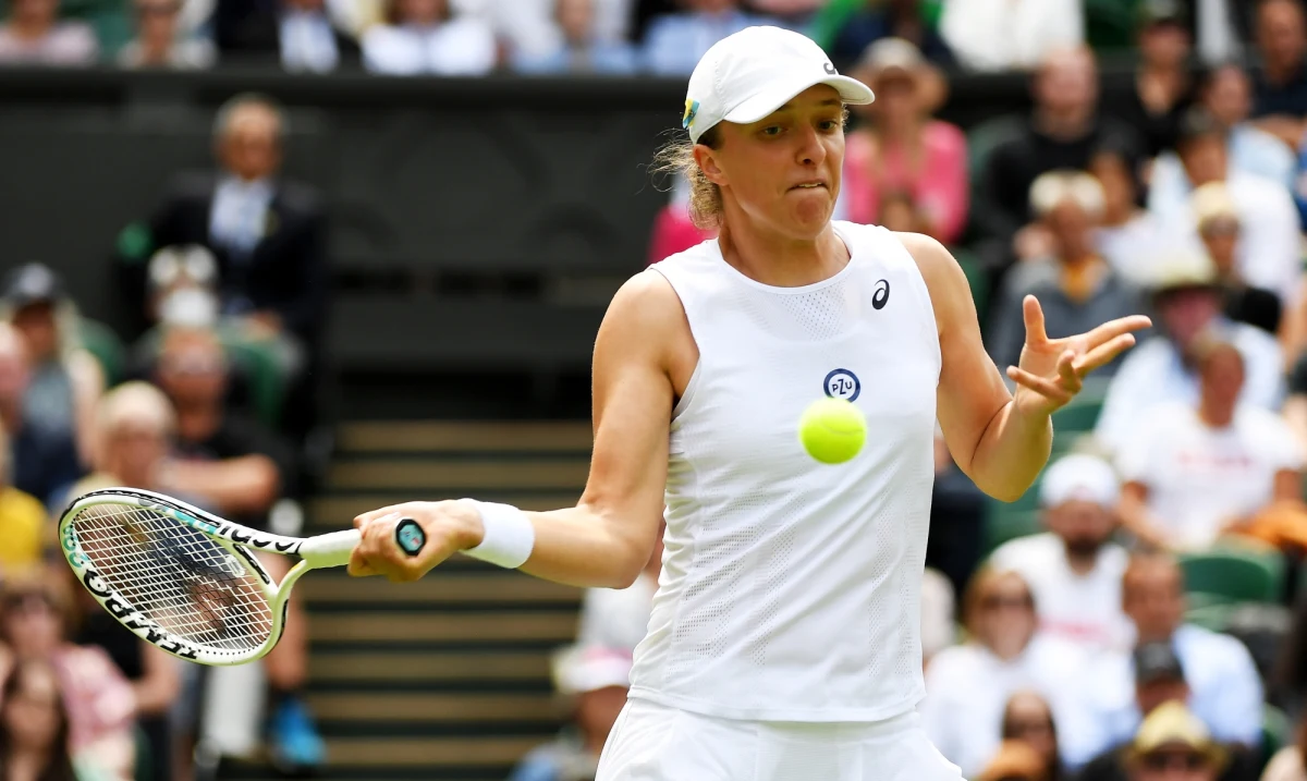 Iga Świątek wygrała z chorwacką tenisistką Janą Fett 6:0, 6:3 w pierwszej rundzie wielkoszlemowego Wimbledonu. Polka odniosła 36. zwycięstwo z rzędu.
