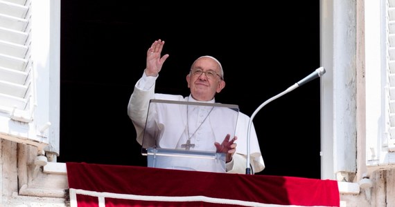 Papież Franciszek wraca do formy. W ostatnich dwóch miesiącach na wielu publicznych spotkaniach pojawiał się na wózku inwalidzkim. W poniedziałek 27 czerwca w czasie dwóch wydarzeń chodził, podpierając się laską.