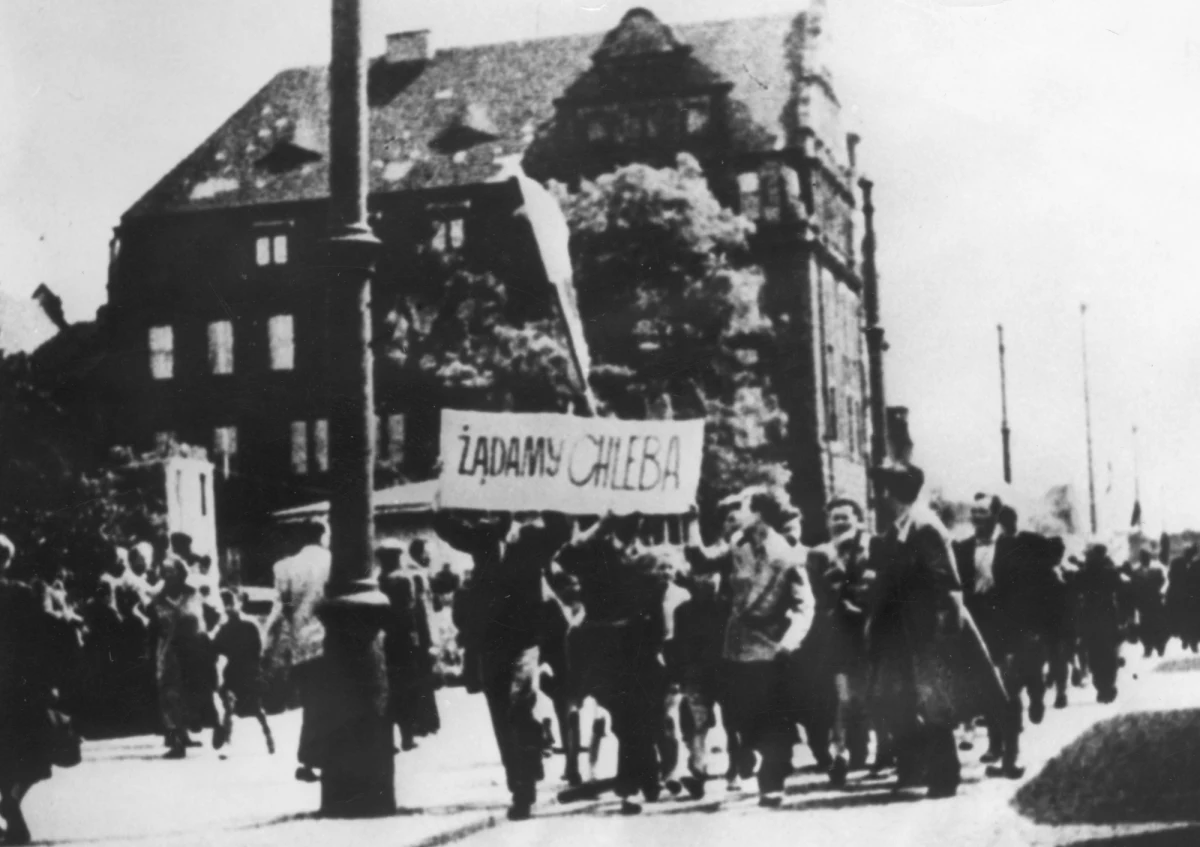 Dziś 66. rocznica pierwszego w powojennej Polsce strajku robotników. Wydarzenia zainicjowane przez robotników zakładów im. Hipolita Cegielskiego, wtedy im. Stalina zostały krwawo stłumione przez wojsko i milicję. Zginęło wtedy 58 osób. Od szesnastu lat dzięki specjalnej uchwale Sejmu 28 czerwca to Narodowy Dzień Pamięci Poznańskiego Czerwca 1956 roku. Uroczystości upamiętniające tamte wydarzenia dziś przez cały dzień odbywały się w kluczowych dla strajku miejscach w stolicy Wielkopolski. 