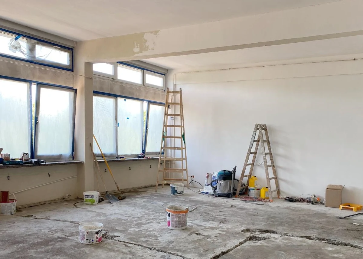 Wakacje to idealny czas na przeprowadzenie w szkołach, przedszkolach i żłobkach letnich remontów. We Wrocławiu będą one w tym roku w blisko 80 placówkach oświatowych oraz we wszystkich 17 publicznych żłobkach. Miasto przeznaczy na prace ok. 63 mln złotych. Większość z nich zostanie ukończona do września, czyli przed pierwszym dzwonkiem szkolnym. Reszta do końca 2022 lub 2023 roku. 