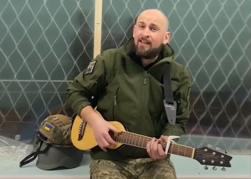 Tymur Morokhovets (Tymofiy Morokhovets) to lider zespołu PanKe Shava. Gdy wybuchła wojna, złapał za karabin. Nie zapomniał jednak o muzyce. W sieci pojawił się właśnie utwór "Not a War Song". 