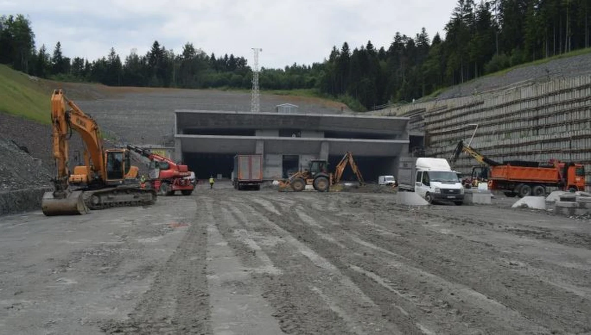 Budowa tunelu na zakopiance nie zakończy się 30 czerwca, jak zaplanowano - poinformował Generalna Dyrekcja Dróg Krajowych i Autostrad. Jeszcze nie wiadomo kiedy skończą się prace budowlane, ale będzie to zapewne w lipcu. Nowym tunelem, a właściwie tunelami przejedziemy jednak dopiero w czwartym kwartale bieżącego roku. 