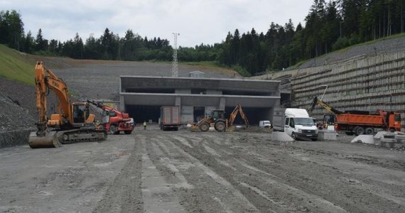 Budowa tunelu na zakopiance nie zakończy się 30 czerwca, jak zaplanowano - poinformował Generalna Dyrekcja Dróg Krajowych i Autostrad. Jeszcze nie wiadomo kiedy skończą się prace budowlane, ale będzie to zapewne w lipcu. Nowym tunelem, a właściwie tunelami przejedziemy jednak dopiero w czwartym kwartale bieżącego roku. 