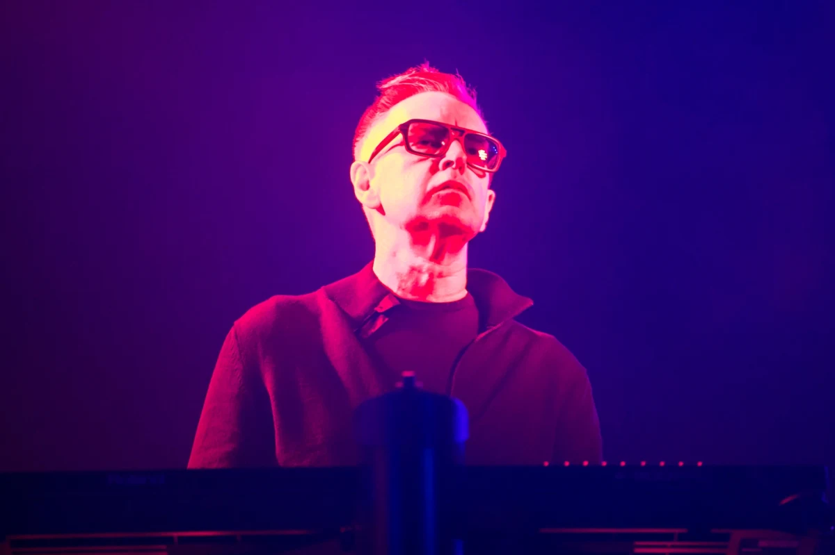 Muzycy Depeche Mode podali przyczynę śmierci członka zespołu - Andy'ego Fletchera. "Odszedł o wiele za wcześnie, ale w sposób naturalny, bez przedłużającego się cierpienia" - napisano w mediach społecznościowych. 