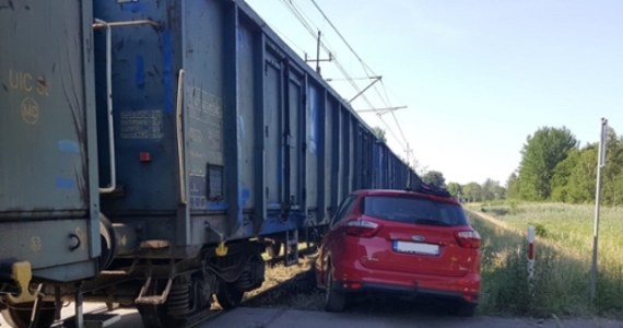 Samochód zderzył się z pociągiem towarowym na niestrzeżonym przejeździe kolejowym w Szczecinku. Ze wstępnych ustaleń służb wynika, że kierowca zignorował znak "stop". 