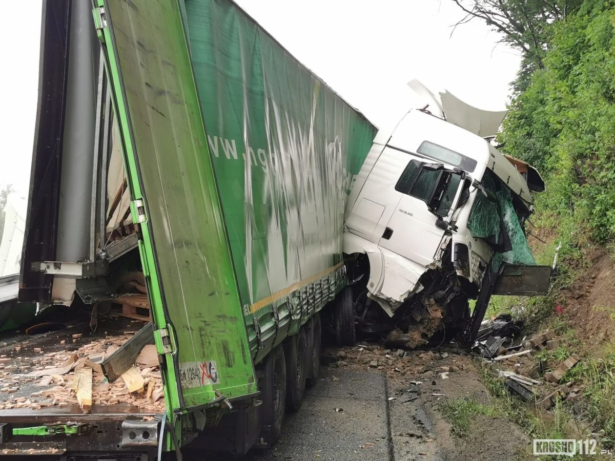 Dwie ciężarówki zderzyły się na krajowej "19" w Nowej Wsi między Duklą a Barwinkiem na Podkarpaciu. Do szpitala przewieziono kierowców obu pojazdów. 