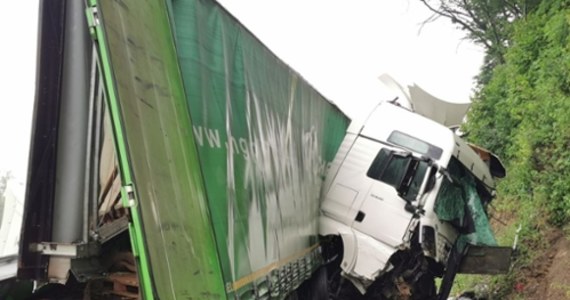 Dwie ciężarówki zderzyły się na krajowej "19" w Nowej Wsi między Duklą a Barwinkiem na Podkarpaciu. Do szpitala przewieziono kierowców obu pojazdów. 