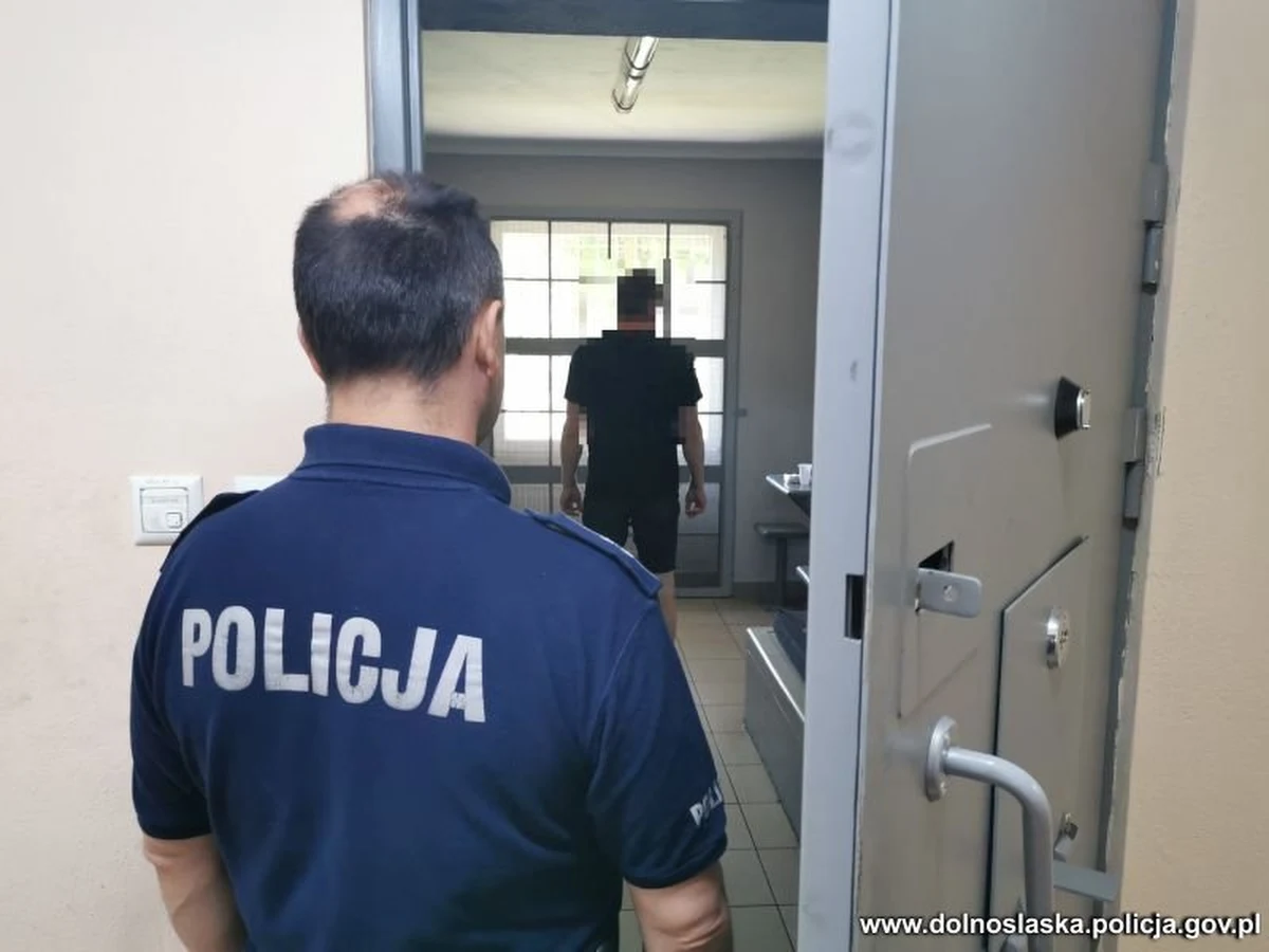 Pobyt mieszkańca Złotoryi w hotelu na terenie powiatu kamiennogórskiego na Dolnym Śląsku zakończył się w areszcie. Mężczyzna dostał się w niedzielę nad ranem do mieszczącej się w budynku i zamkniętej wówczas restauracji, wyciągnął z baru alkohol i popijał go siedząc przy stole. To nie było jednak jego jedyne przewinienie. 