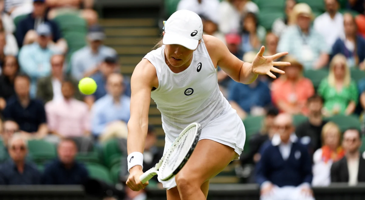 Iga Świątek po wygranym meczu w pierwszej rundzie Wimbledonu powiedziała, że mimo chwilowej dekoncentracji na początku drugiego seta cieszy się z utrzymywania stałej formy. Zastrzegła jednak, że cały czas musi się jeszcze przyzwyczajać do kortów trawiastych.