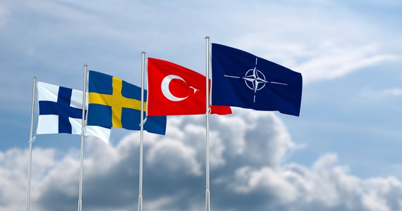 Turcja zgodziła się poprzeć wstąpienie Finlandii i Szwecji do NATO - powiedział w Madrycie fiński prezydent Sauli Niinisto. Jak wyjaśnił, przełom nastąpił, gdy te trzy państwa podpisały wspólne memorandum dotyczące wzajemnego szerokiego wsparcia w działaniach mających zapewnić bezpieczeństwo.