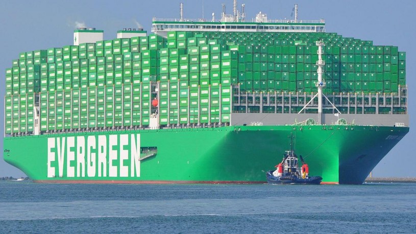Evergreen właśnie wprowadził do służby największy w historii frachtowiec. Nazywa się Ever Alot i może zabrać na swój pokład aż 24 tysiące kontenerów.