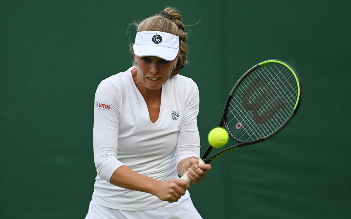 Magdalena Fręch awansowała do drugiej rundy wielkoszlemowego Wimbledonu. Polka wygrała we wtorek z rozstawioną z numerem 21. włoską tenisistką Camilą Giorgi 7:6 (7-4), 6:1.