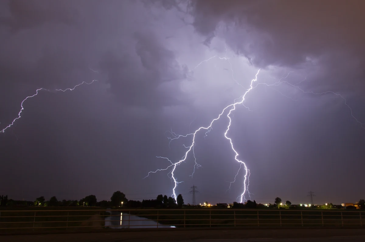 Ostrzeżenie najwyższego, trzeciego stopnia przed upałami IMGW wydał dla całego województwa podkarpackiego i ościennych powiatów. Burze spodziewane są w woj. warmińsko-mazurskim, a nad ranem w woj. dolnośląskim i sąsiednich powiatach.