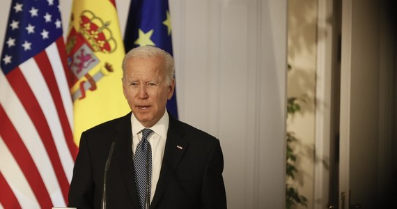 Przedstawiciel administracji USA powiedział wieczorem, że prezydent Joe Biden odegrał "zakulisową" rolę w negocjacjach z Turcją dotyczących akcesji Szwecji i Finlandii do NATO. Biden rozmawiał z tureckim prezydentem Recepem Tayyipem Erdoganem na prośbę rządów obu tych krajów.