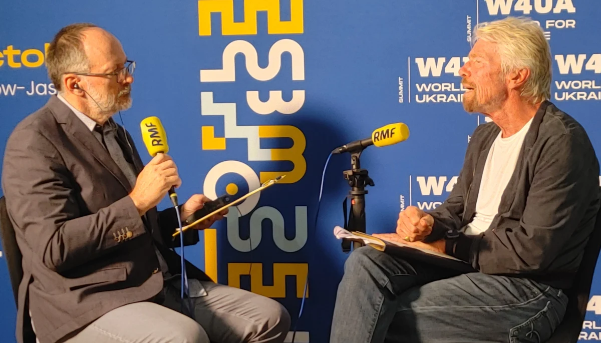 "Przed nami bolesny rok lub dwa. Im szybciej zmusimy Rosję do tego, by zdała sobie sprawę, że nie może podbić Ukrainy, tym lepiej. Gdy Rosja to wreszcie zrozumie, jestem przekonany, że zaczną spadać ceny paliw, zacznie obniżać się inflacja i możemy zacząć wracać do pewnej normalności" - mówi RMF FM Richard Branson. Brytyjski przedsiębiorca, miliarder, twórca Virgin Group przybył do Rzeszowa, by na miejscu w Polsce poznać sytuację związaną z napływem uchodźców z Ukrainy. Branson włączył się w przygotowania do World for Ukraine Summit 2022, którego celem jest wsparcie naszych sąsiadów. 