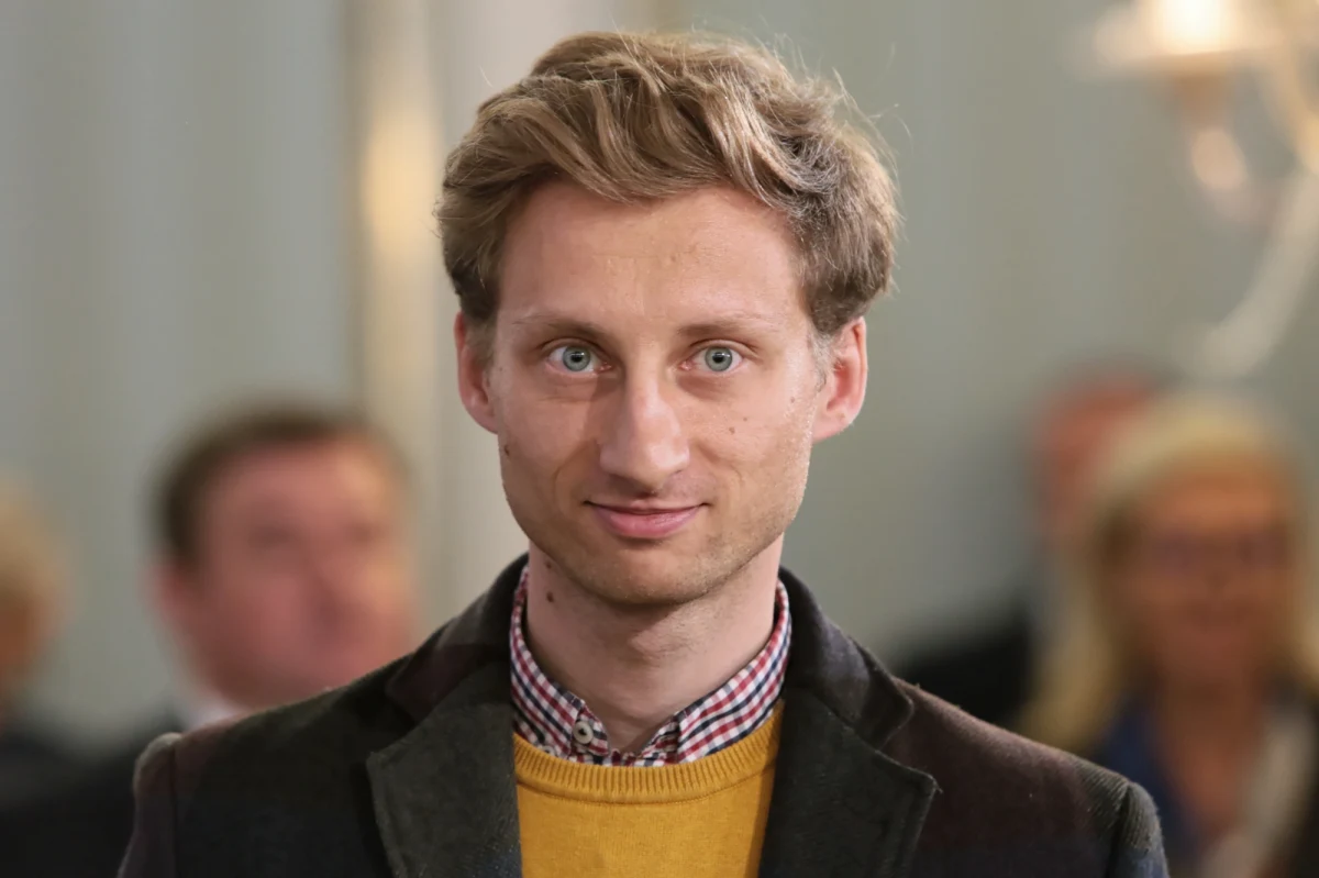 Tramwaj, pociąg, autobus; komunikacja zbiorowa to nasza przyszłość i tego się, Franek, trzymamy - napisał szef PO Donald Tusk, nawiązując do doniesień ws. posła KO Franciszka Sterczewskiego. Jak ujawniliśmy wczoraj, policja interweniowała wobec posła, bo funkcjonariusze stwierdzili, że pijany jechał rowerem. Polityk - zasłaniając się immunitetem - odmówił jednak badania na obecność alkoholu.