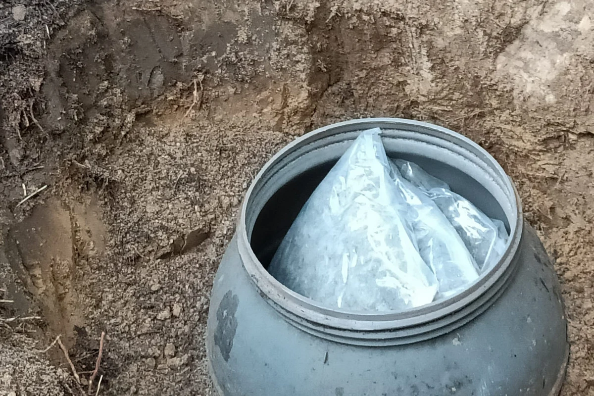 Policjanci przejęli ponad 20 kilogramy narkotyków. Były ukrywane wraz z substancjami służącymi do ich produkcji w lesie, w pobliżu Łowicza. Zatrzymano dwóch mężczyzn, obaj zostali tymczasowo aresztowani.

