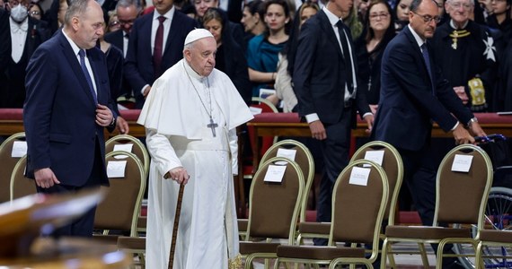 "Musimy być Kościołem bez łańcuchów i murów, w którym każdy może czuć się akceptowany i wspierany, gdzie pielęgnuje się sztukę słuchania, dialogu" - powiedział papież Franciszek podczas mszy w przypadającą dzisiaj uroczystość świętych Piotra i Pawła. Wskazywał, że potrzebny jest Kościół promujący kulturę troski i współczucia dla słabszych.