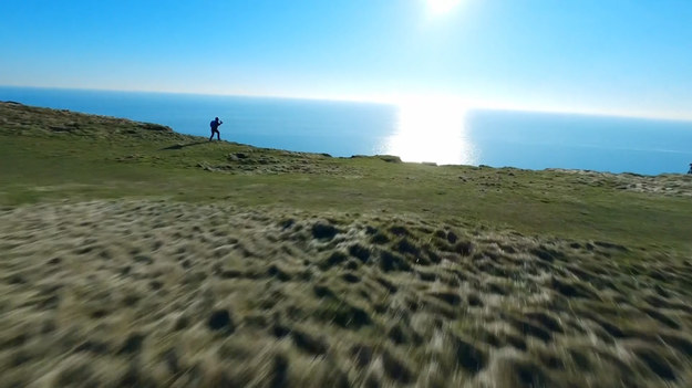 164 metry to wysokość, od której może zakręcić się w głowie. Właśnie tyle ma najwyższy angielski klif, zwany Beachy Head. Położony na południowym wybrzeżu jest nie lada gratką dla turystów oraz miłośników sportów ekstremalnych. Pewien śmiałek postanowił wykorzystać klif do skoku na spadochronie. Filmowaniem zajął się Hugo Healy, 25-letni fotograf, który przyznaje, że od zawsze marzył o wykorzystaniu swojego drona w podobnej akcji.