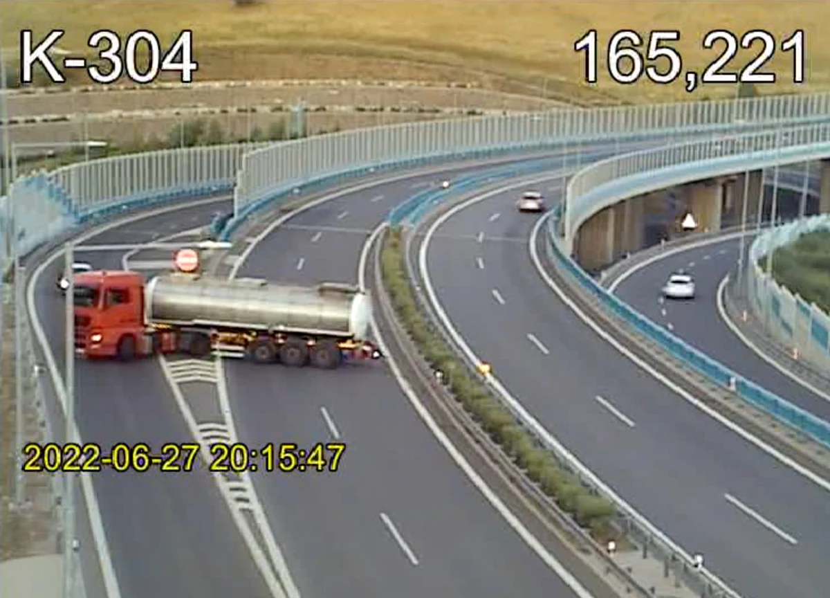 Słowacka policja zatrzymała polskiego kierowcę cysterny, która wjechała pod prąd na drogę szybkiego ruchu w Bańskiej Bystrzycy. Kiedy Polak zorientował się co zrobił, zawrócił i niemal doprowadził do zderzenia z samochodem osobowym. 