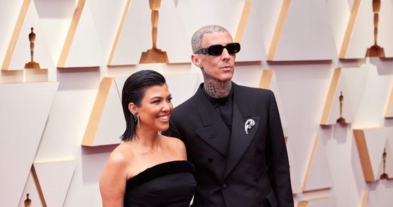 Travis Barker, perkusista zespołu Blink-182 trafił do szpitala - podają media. Nie wiadomo, w jakim jest stanie ani co się. W drodze do szpitala towarzyszyła mu żona Kourtney Kardashian. Córka muzyka poprosiła natomiast fanów o modlitwę. 