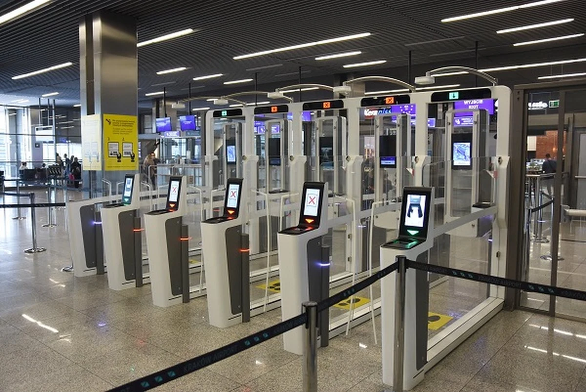 Przekleństwa, wyzwiska, zniszczone drzwi, a w końcu uderzenie funkcjonariusza Straży Granicznej - tak zachowywał się na lotnisku w Krakowie-Balicach 42-latek. Mężczyzna nie mógł sobie poradzić z bramką automatycznej odprawy granicznej. Okazało się, że był nie tylko zestresowany podróżą, miał w organizmie ponad 2 promile alkoholu.

