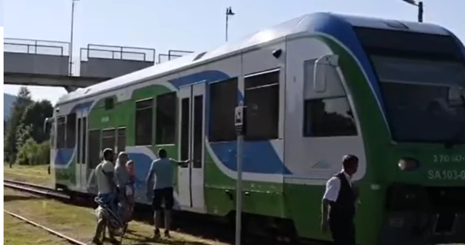 Pasażerowie na stacji Ustrzyki Dolne. W drugi dzień kursowania szynobusów - jak przekonuje burmistrz Bartosz Romowicz - nie było ich zbyt wielu