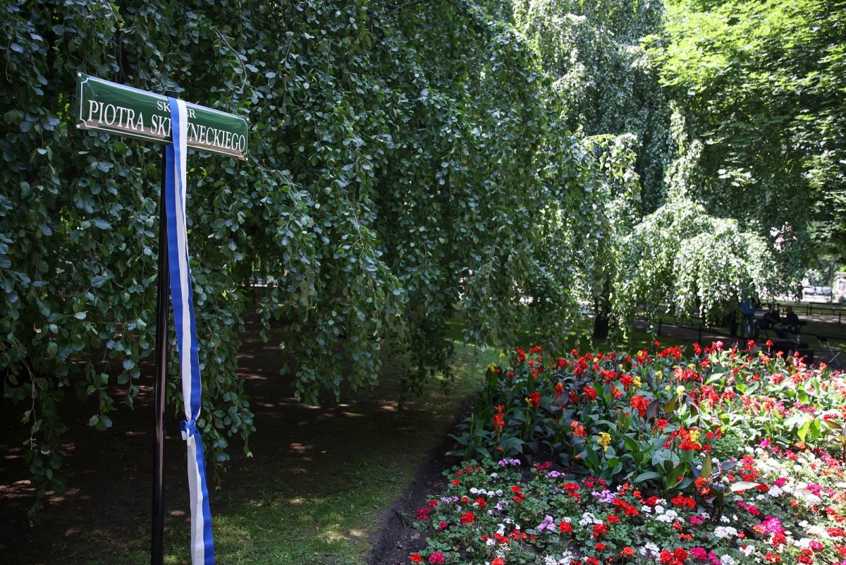 Założyciel Piwnicy pod Baranami, Piotr Skrzynecki, został patronem skweru na krakowskich Plantach, pomiędzy ulicami Poselską i Franciszkańską. W tym roku mija 25. rocznica śmierci artysty. Uroczystość nadania nazwy odbyła się w środę, symbolicznie w dniu imienin Piotra.

