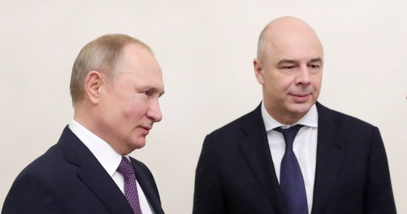 ​Rosyjskie Ministerstwo Finansów ma dość umacniającego się rubla. Według ministra Antona Siluanowa, aprecjacja kosztuje budżet federalny "biliony". Resort chce osłabić rubla, np. poprzez skupywanie walut "zaprzyjaźnionych krajów". 