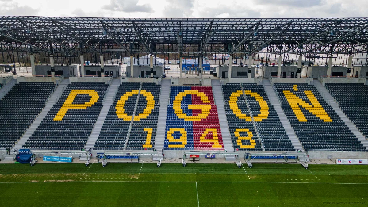 Kibice Pogoni Szczecin będą mieć na nowym stadionie własne krzesełka. Kilkuset fanów drużyny dostanie pamiątkowe tabliczki z wybranym napisem. To nagroda za finansowe wsparcie budowy jednej z trybun stadionu.