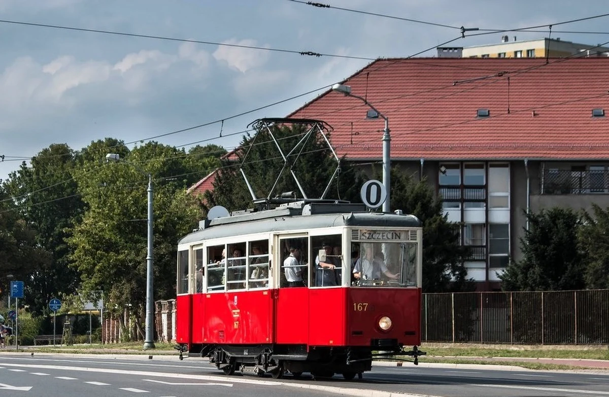 Zabytkowe tramwaje wracają na tory w Szczecinie. Od najbliższej niedzieli tramwaje historyczne będzie można podziwiać na trasie, a na ich pokładzie wybrać się w podróż linią turystyczną 0.