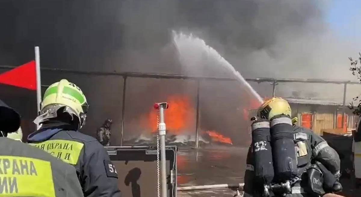 ​W Moskwie w dwóch magazynach opon na powierzchni 2 tys. m kw. wybuchł pożar. Ogień został już ugaszony; według wstępnych danych nikt nie doznał obrażeń - przekazało w środę rosyjskie ministerstwa ds. nadzwyczajnych.