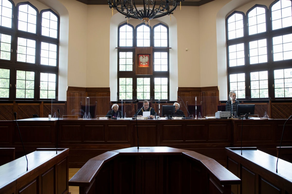 Wrocławski sąd skazał Rafała M. na trzy miesiące więzienia i pół roku prac na cele społeczne. Mężczyznę oskarżono o to, że sprowokował swojego psa do pogryzienia 6-letniej dziewczynki w mieszkaniu w Twardogórze.