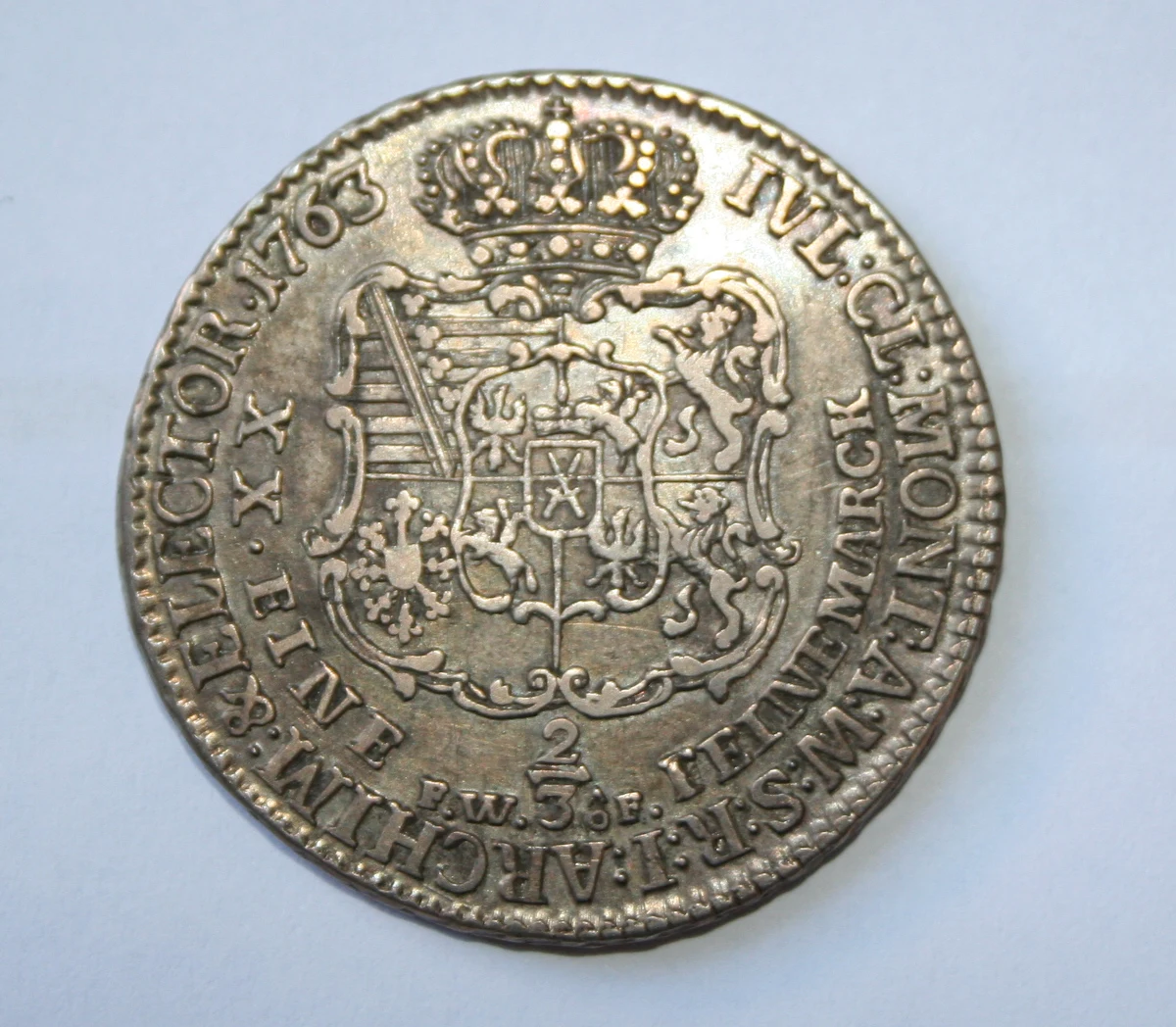 Śledczy ustalili sprawcę, który wynosił zabytkowe monety z Muzeum Okręgowego w Toruniu. To kustosz, który przekazywał numizmaty paserowi. Oskarżonym grozi do 15 lat więzienia.