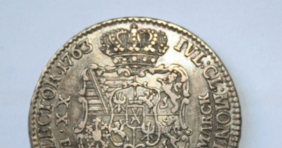Śledczy ustalili sprawcę, który wynosił zabytkowe monety z Muzeum Okręgowego w Toruniu. To kustosz, który przekazywał numizmaty paserowi. Oskarżonym grozi do 15 lat więzienia.